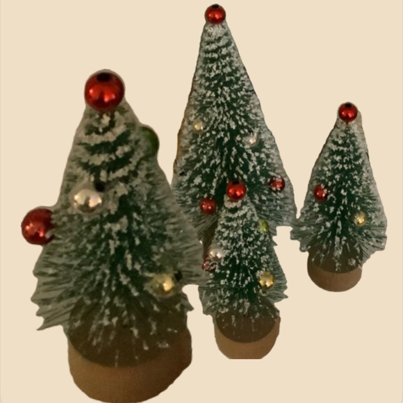 4 Decorated Bottle Brush trees. In good condition. - Picture 2 of 14